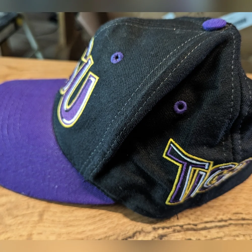 LSU SUPER RARE 90s Vintage Top of the World Graffiti fitted black hat size 6 7/8